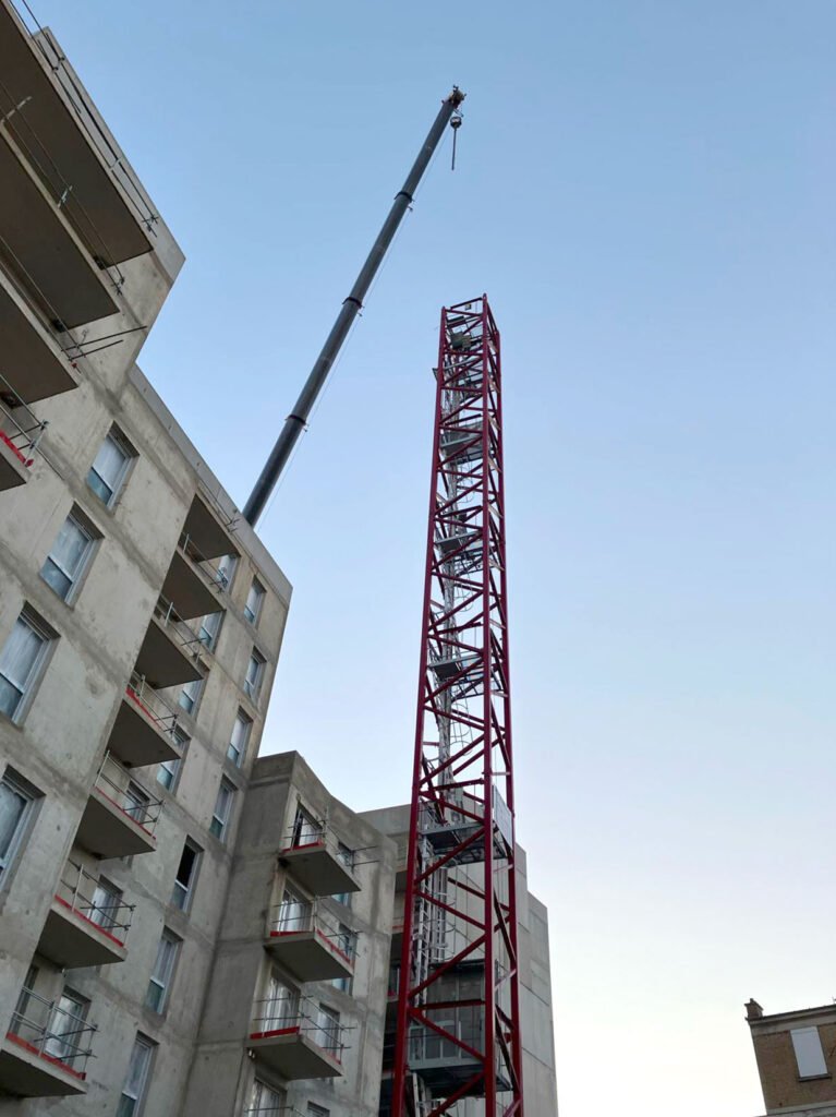 Aide au montage de grues en France