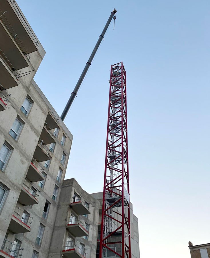 Aide au montage d'une grue en région parisienne par IDG